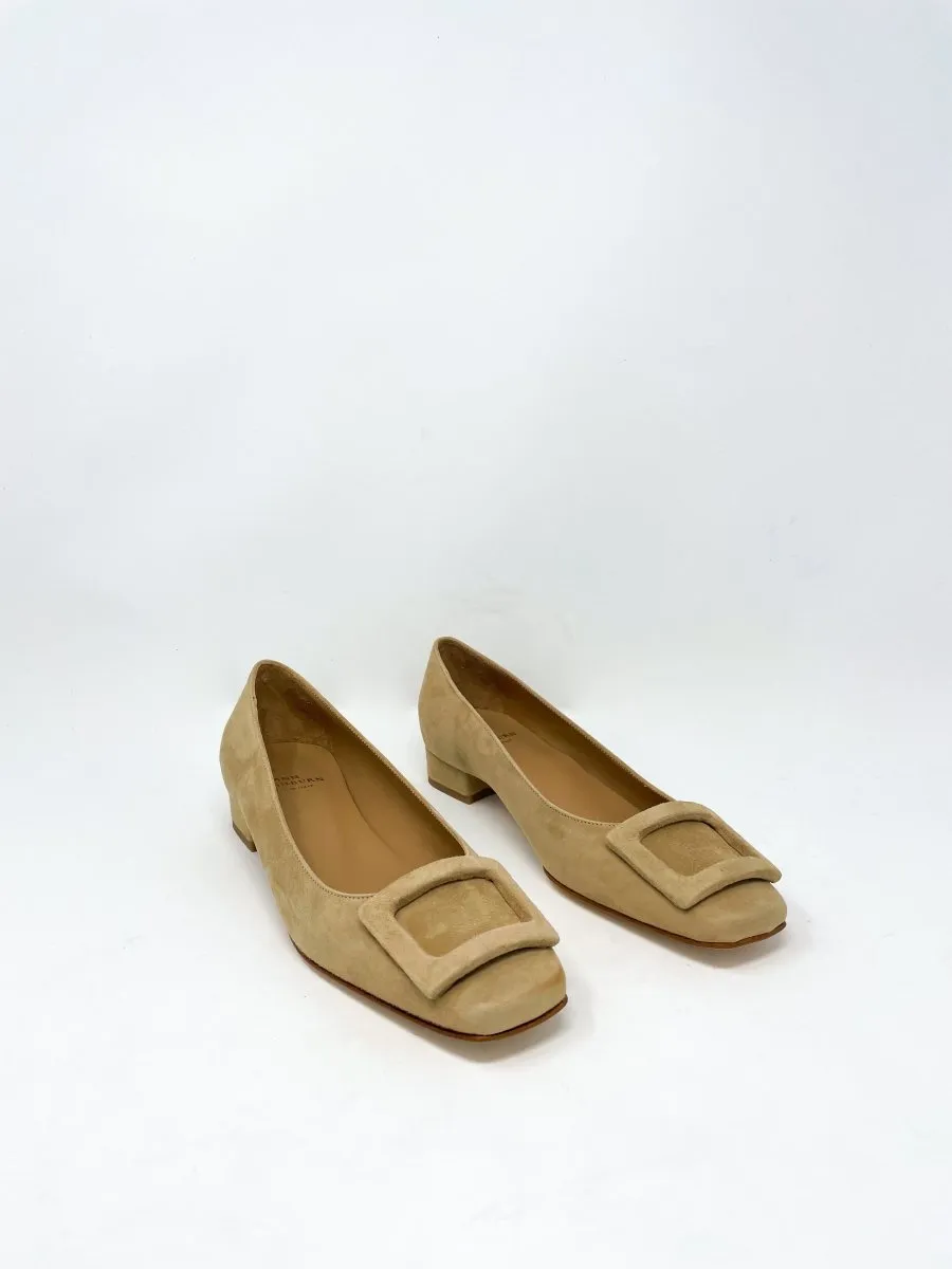 Buckle Shoe in Camel Suede